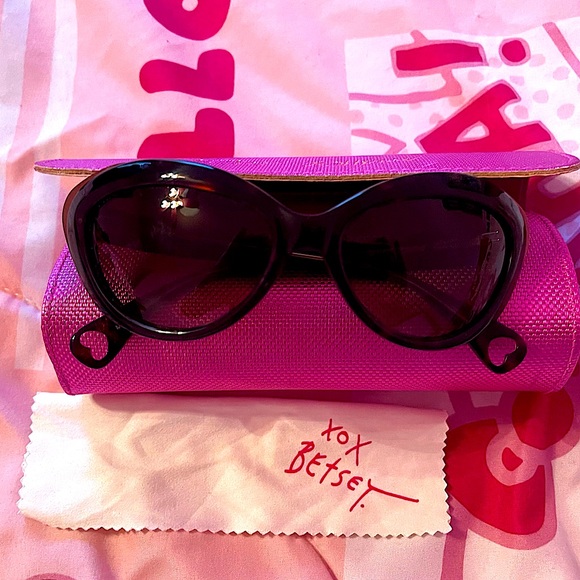 Betsey Johnson Sunglasses - Picture 10 of 11